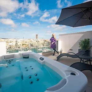 Apartment The Address Seafront With Hot Tub, Pietà